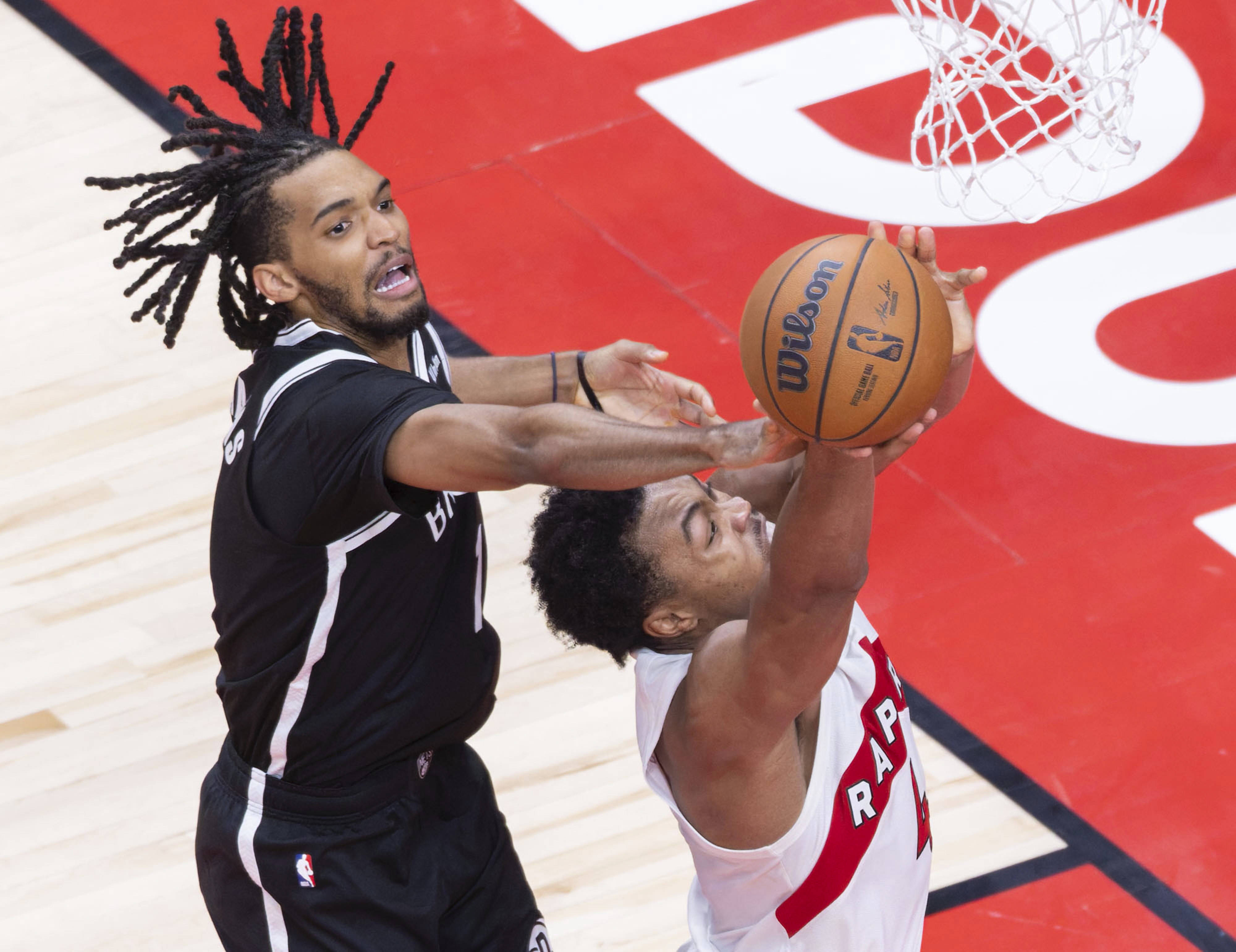 英雄联盟2025总决赛-赛地聚焦——NBA总决赛关键时刻热度飙升，多伦多猛龙防线松动，信心回归，训练强度明显提升